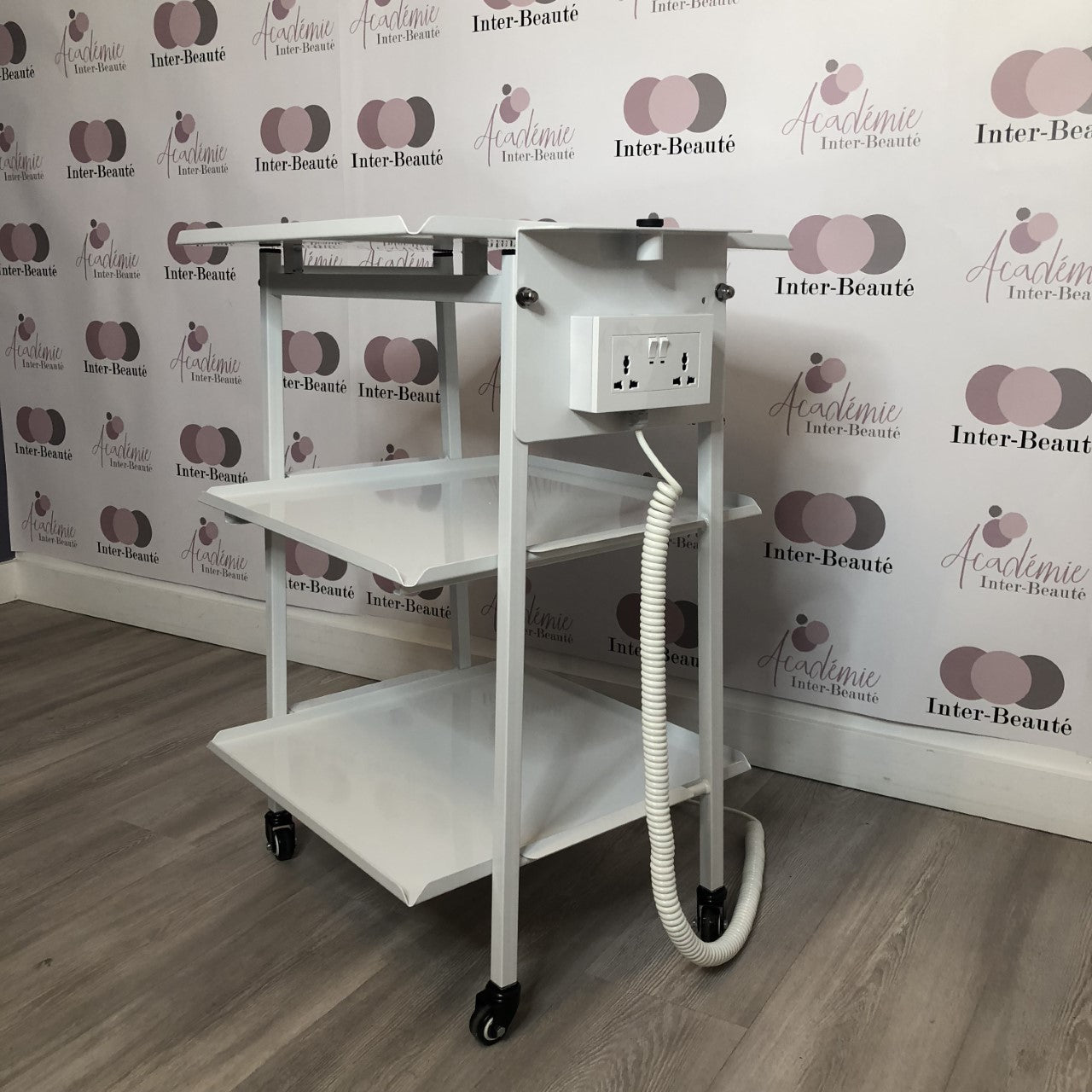 Chariot T3 avec prise électrique et support pour loupe .