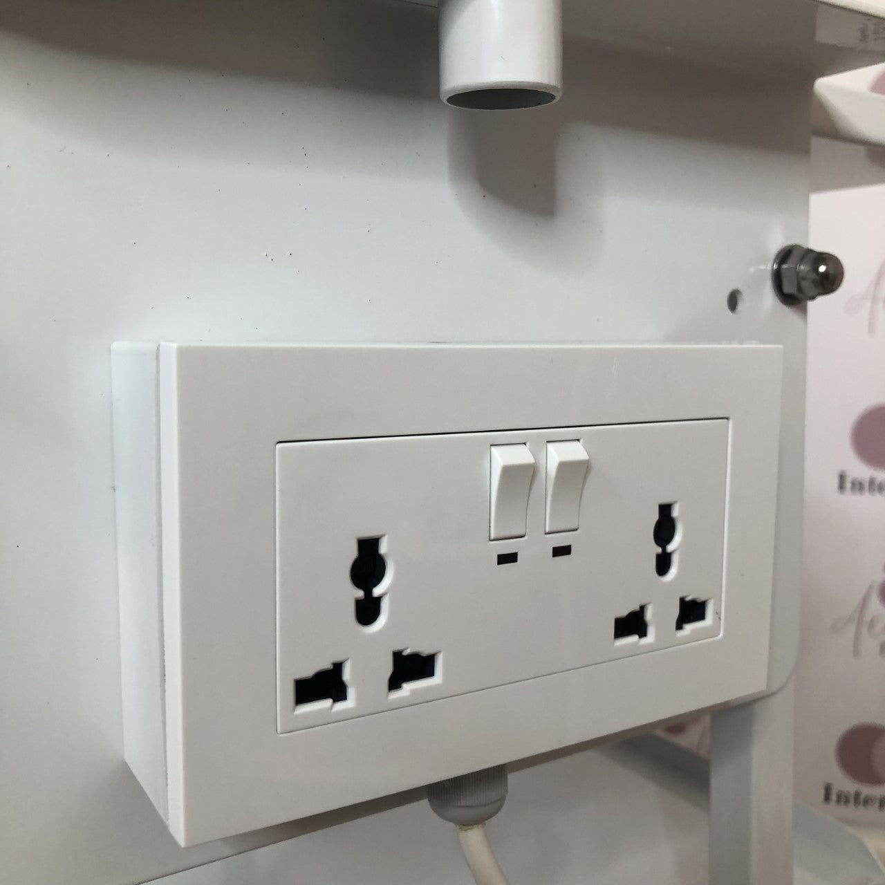 Chariot T3 avec prise électrique et support pour loupe .