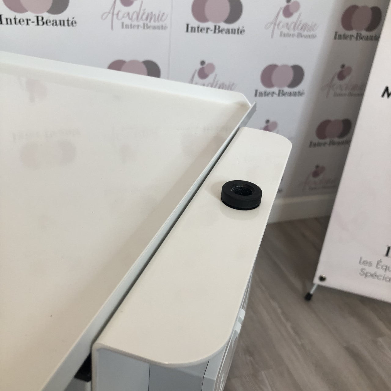 Chariot T3 avec prise électrique et support pour loupe .